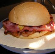 HAMBURGUESA CON HUEVO Y BACON